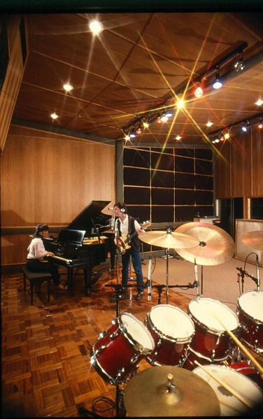 File:Tresvirgosstudio musicroom.jpg