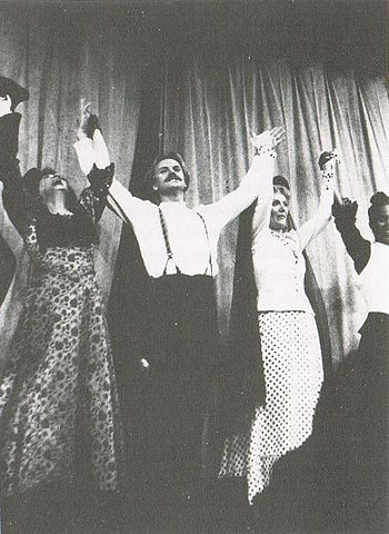 1989 12 13 Sting performance.jpg