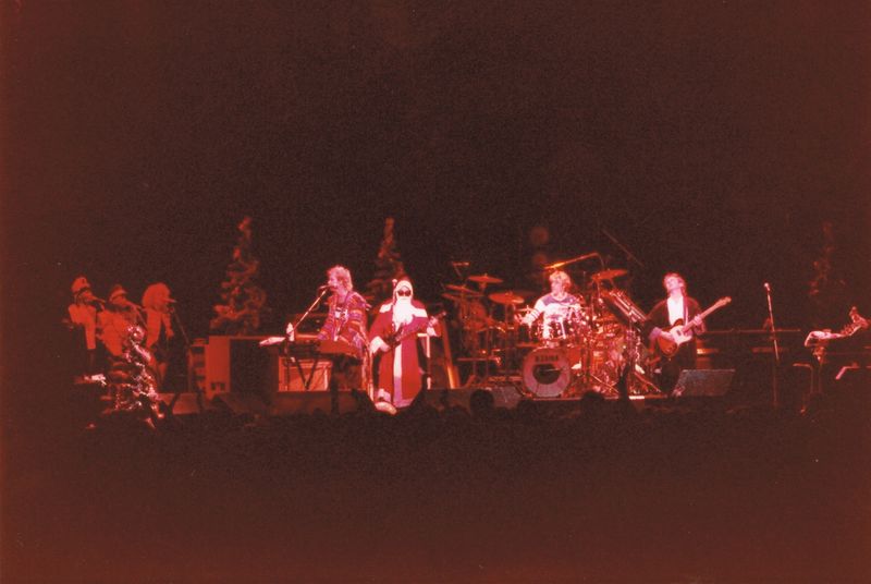 File:1983 12 24 concert 02 Zeb Cochran.jpg